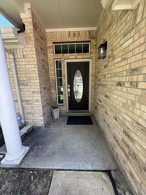3 bed, 2.0 bath, 2230 sqft, $2,200 — Photo 2