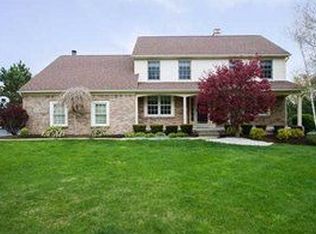 10 Breezewood Dr, Orchard Park, NY 14127