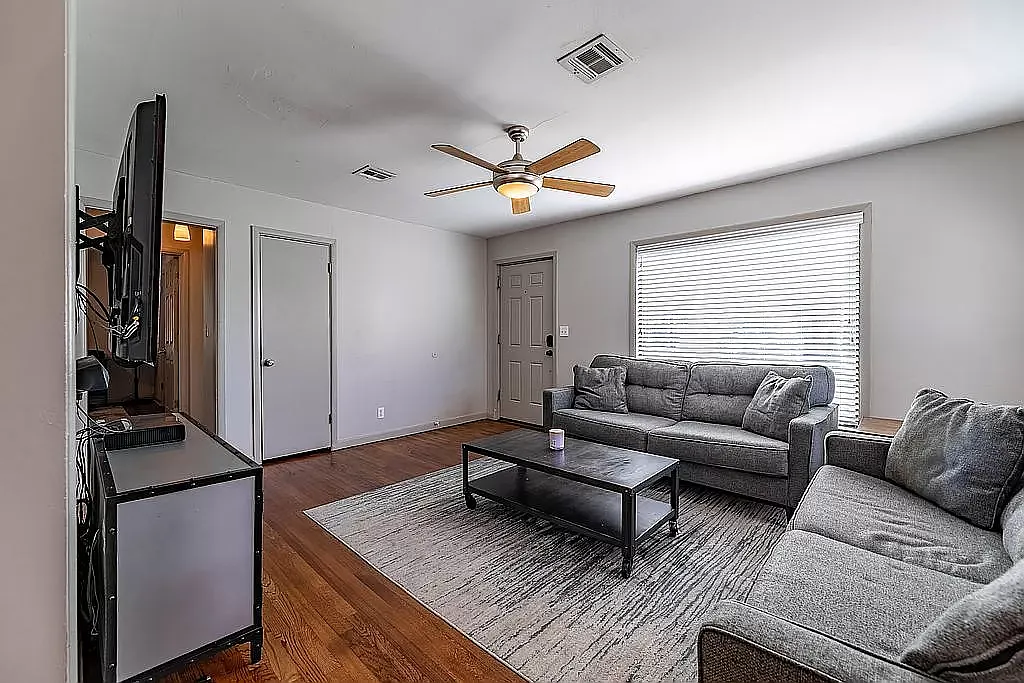 3 bed, 1507 sqft, $2,400 — Photo 2