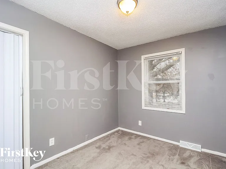 4900 N Sycamore Dr — Photo 13