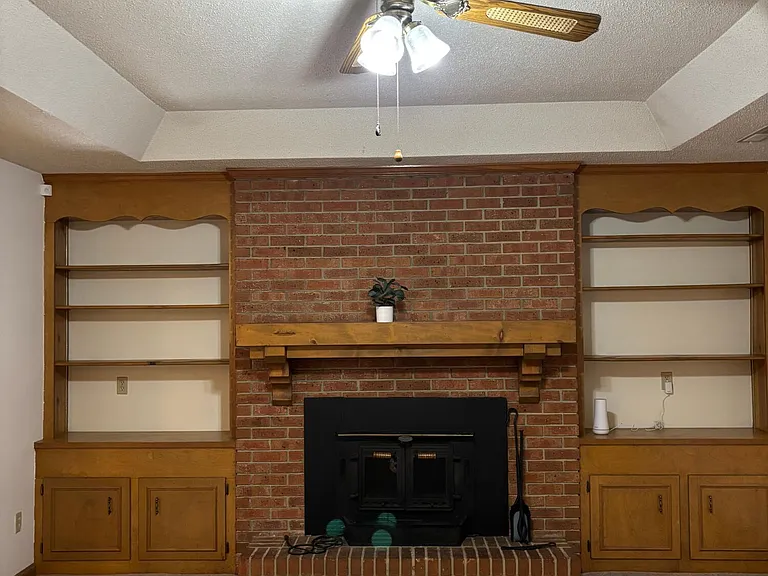 1460 Crowndale Dr — Photo 4