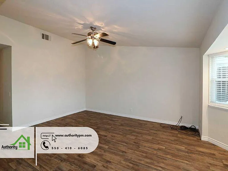 808 Springer Dr — Photo 2