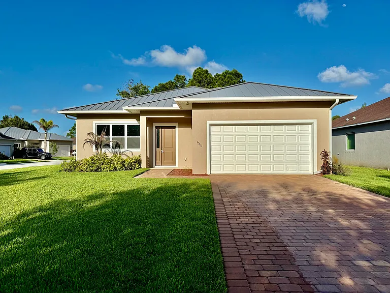 660 NE Moss Rose Pl — Photo 2