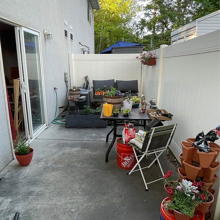 1st image of 394 E Newsome Park Ln