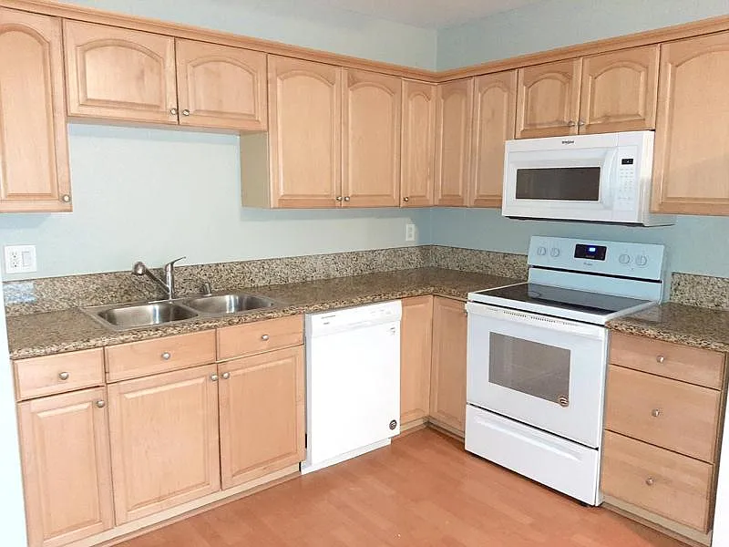 3 bed, 1074 sqft, $2,550 — Photo 3