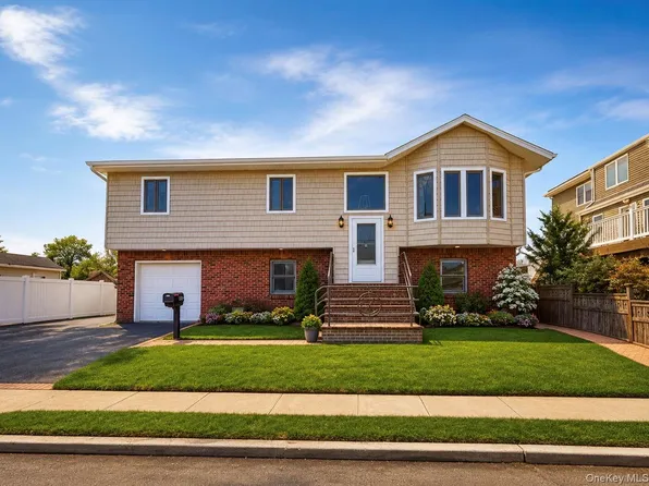 745 S 9th Street, Lindenhurst, NY 11757