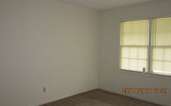 3rd image of 1001 S Oak St
