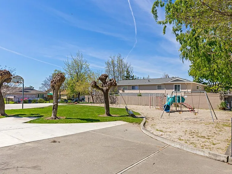 263 N Temple Dr — Photo 18