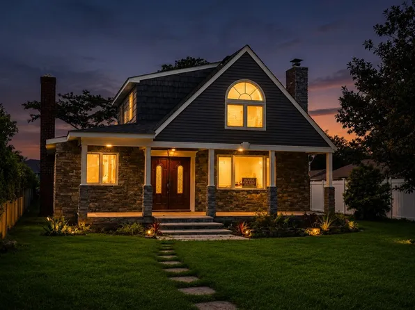 139 Clocks Blvd, Massapequa, NY 11758