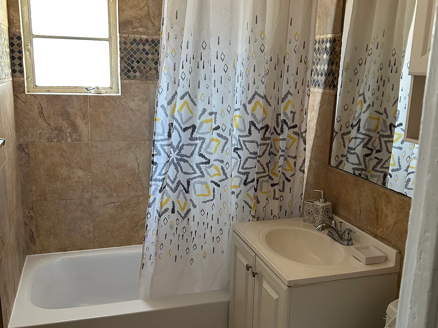 3 bed, 1200 sqft, $2,000 — Photo 4