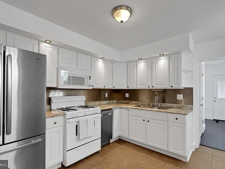 3170 Almond St — Photo 6