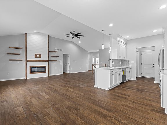3rd image of 1424 18th Street Ct SE