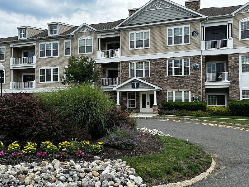 1st image of 1305 Hale Dr BLDG 1 #305