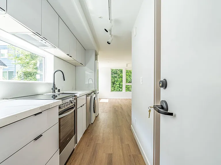 Beautiful Brand New Boutique Apartment Community — Photo 32