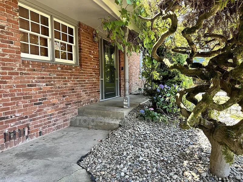 4 bed, 2.5 bath, 2082 sqft, $3,300 — Photo 3