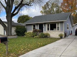 718 E Roland St, Oconomowoc, WI 53066