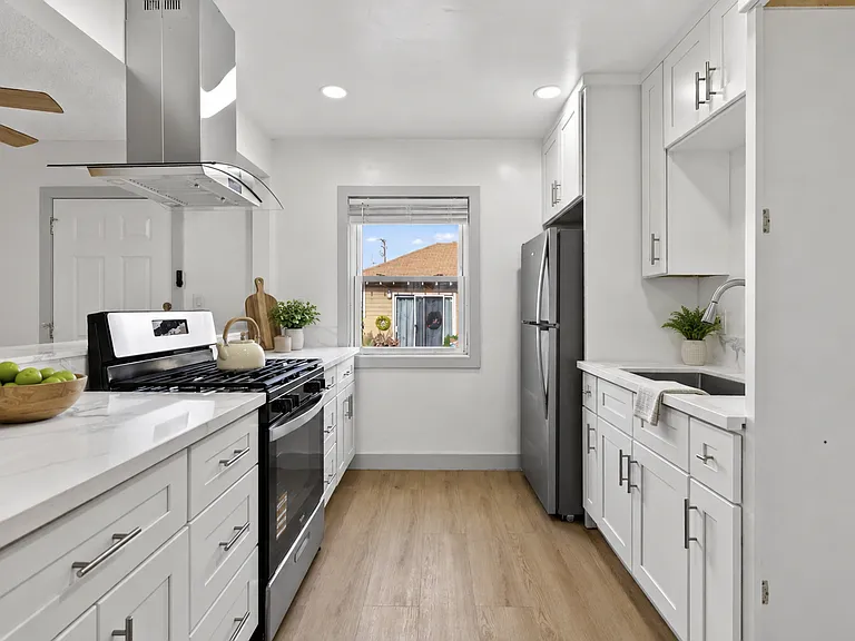 933 Alamitos Ave — Photo 1