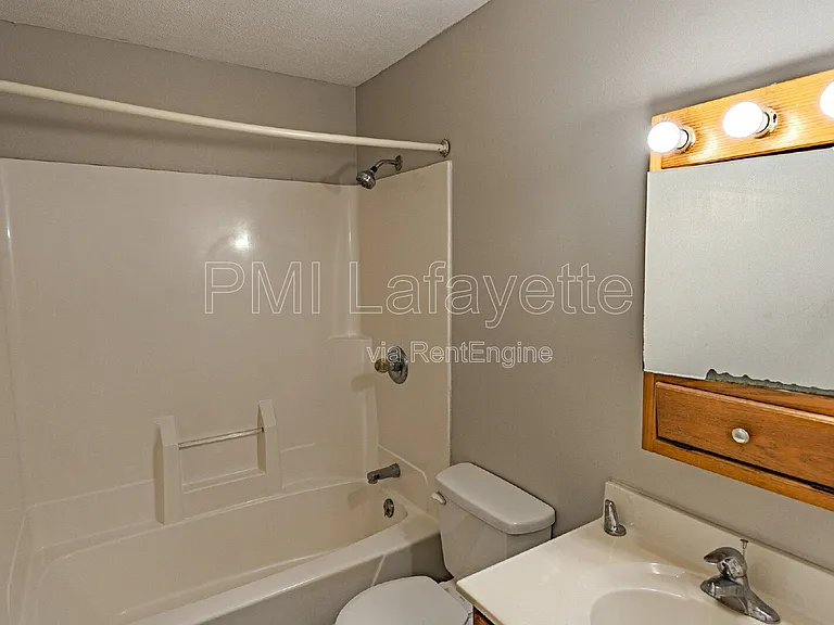 821 Julia Ln — Photo 9