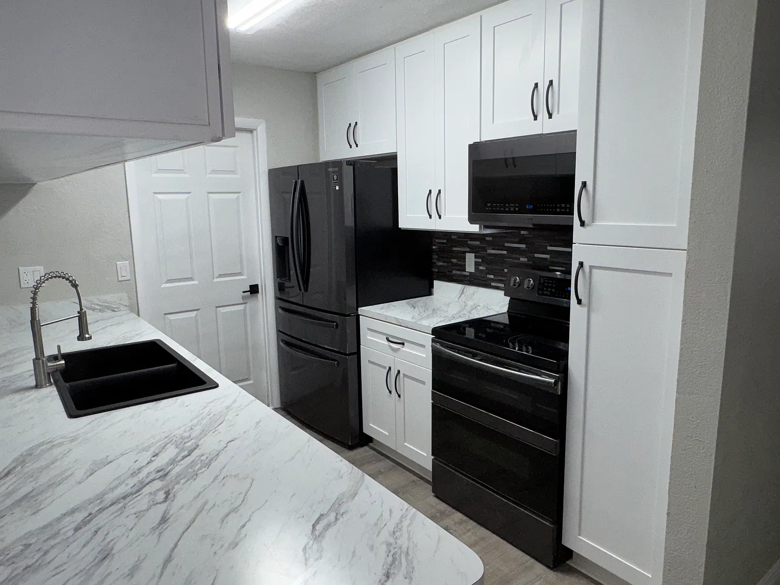 3 bed, 1370 sqft, $2,400 — Photo 4