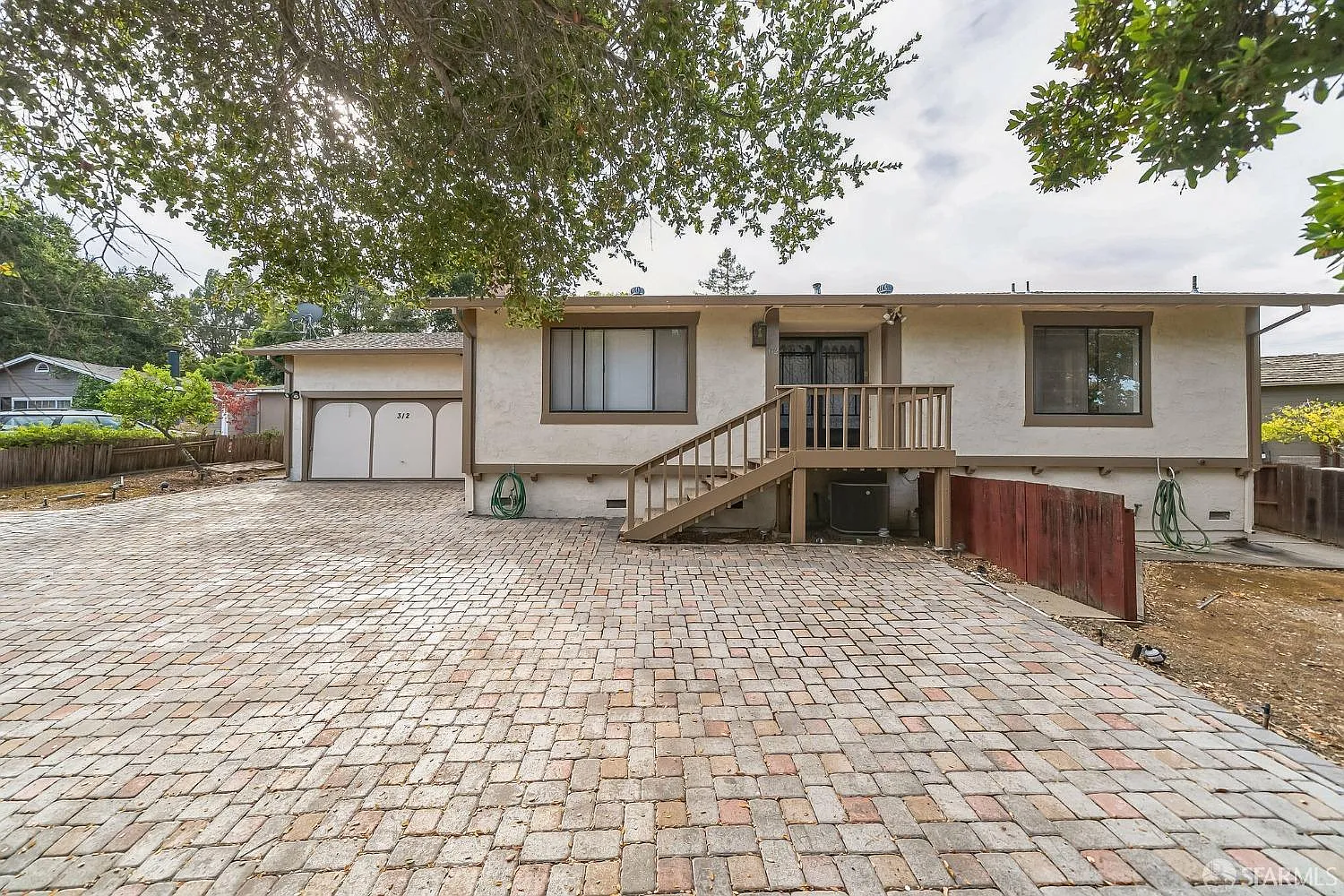 312 Lakeview Way photo 1