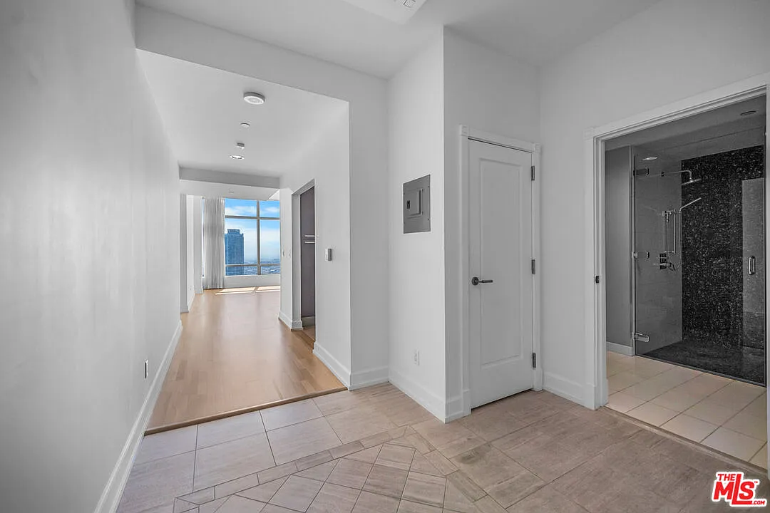 2 bed, 2.0 bath, 1600 sqft, $6,850 — Photo 2