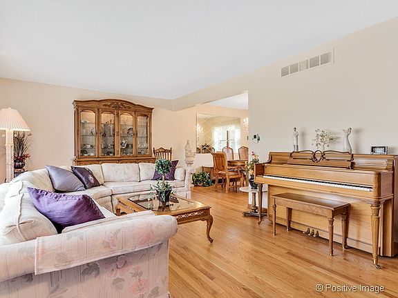 5th image of 7621 Farmingdale Dr