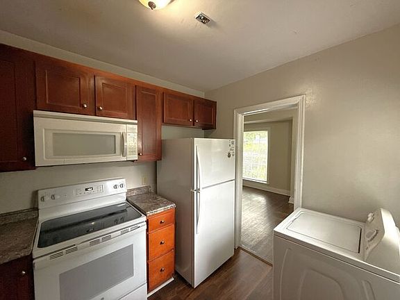 5th image of 1412 Claridge Ln