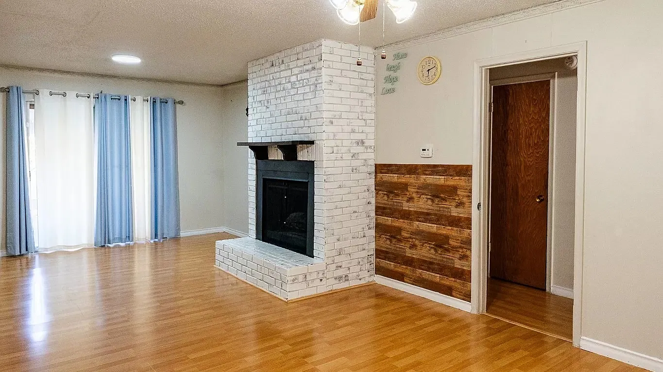 3 bed, 1342 sqft, $1,600 — Photo 1