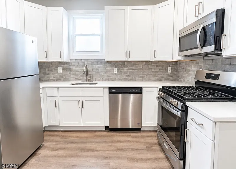 2 bed, 1.0 bath, $2,200 — Photo 2