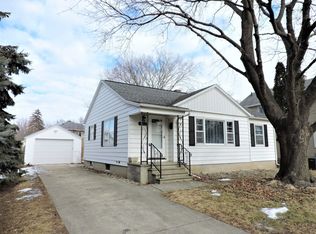 902 Waugoo Ave, Oshkosh, WI 54901