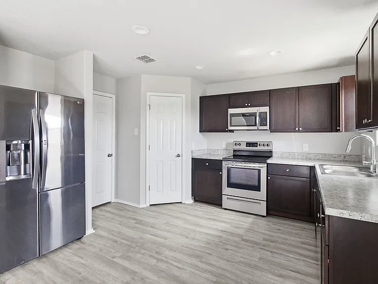 7526 Crestway Rdg — Photo 4