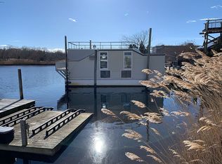 469 E Main St, Riverhead, NY 11901