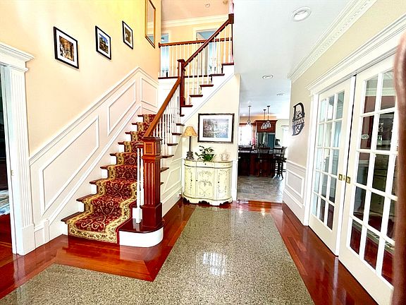3rd image of 33 Fairfield Cir
