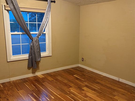 4th image of 7424 N Locust St