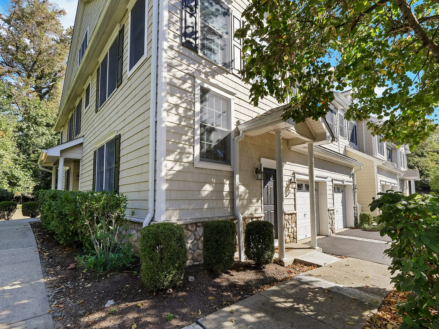 3 bed, 2272 sqft, $4,995 — Photo 3