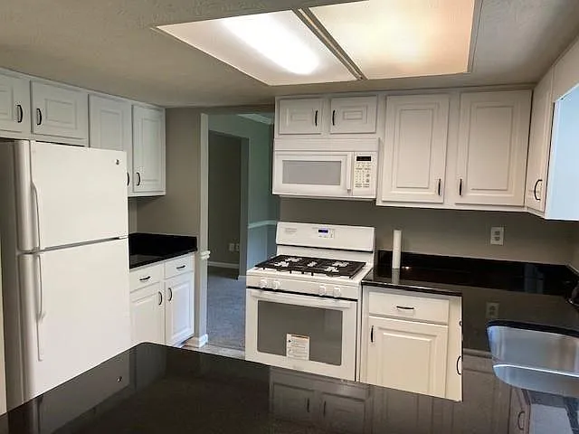 4 bed, 2.5 bath, 2644 sqft, $2,995 — Photo 4