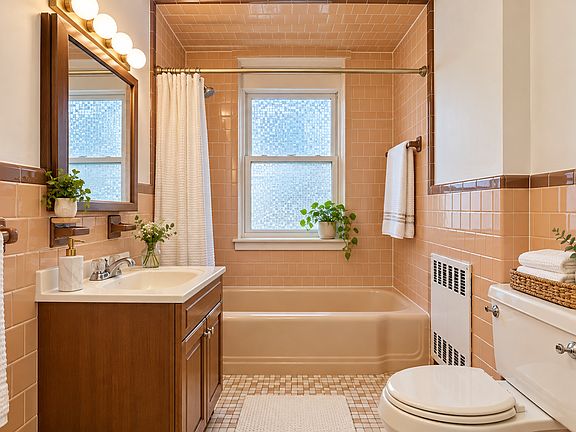 4th image of 1822-1824 Beacon St #7