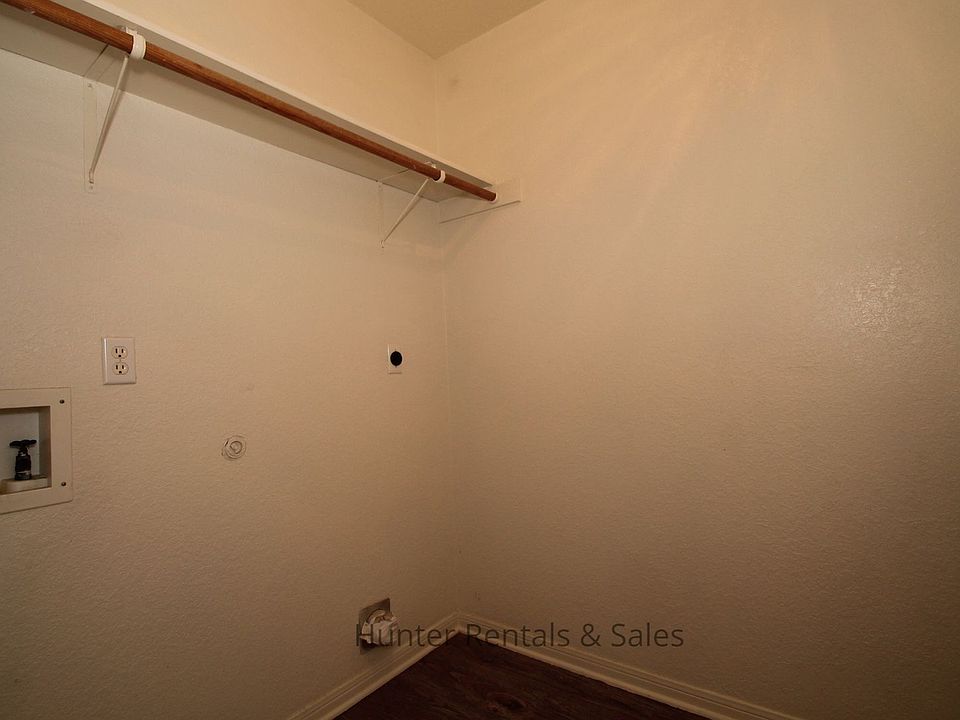 1st image of 921A Rosewood Dr
