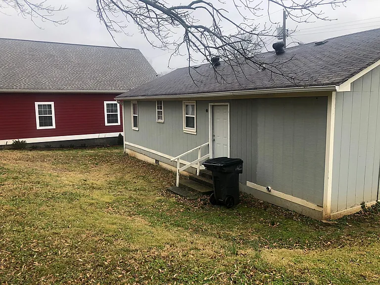 807 Eastview Dr — Photo 4