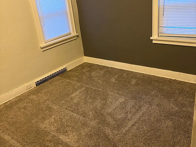 220 E Grove St — Photo 3