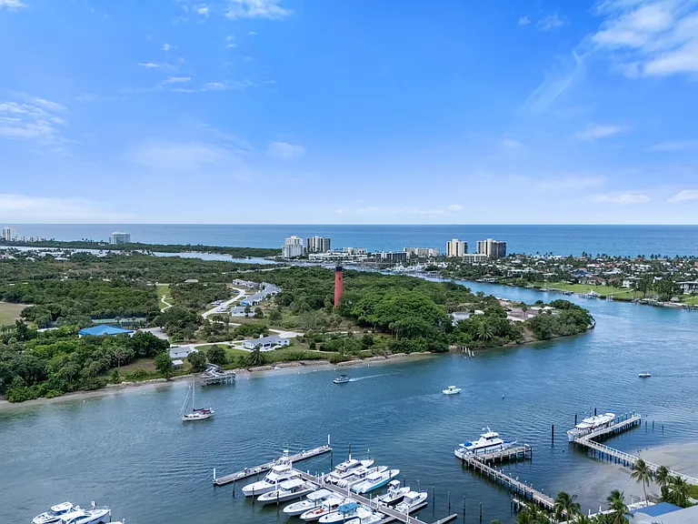 Minutes from the Jupiter inlet and Lighthouse park