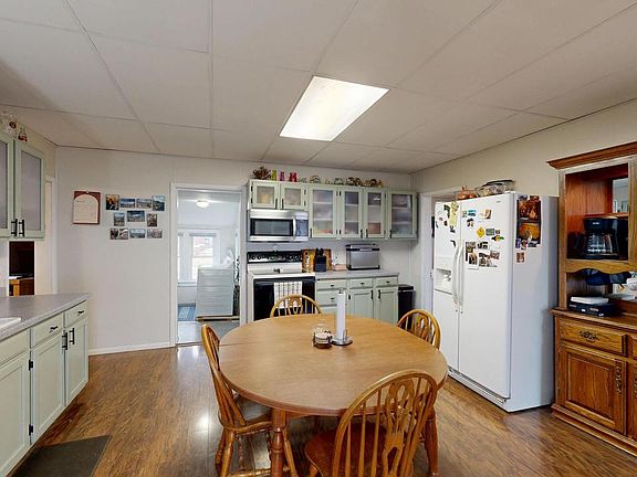 3rd image of 906 Center STREET