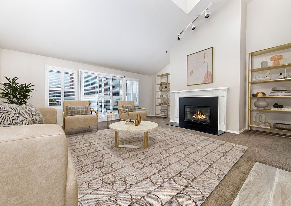 Spacious living room (not furnished)