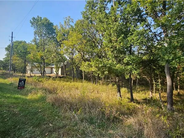 9 N Fascination Cir, Linn Valley, KS 66040