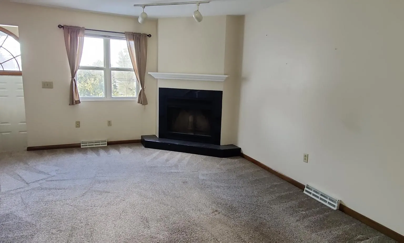 2 bed, 1.5 bath, 900 sqft, $1,100 — Photo 4