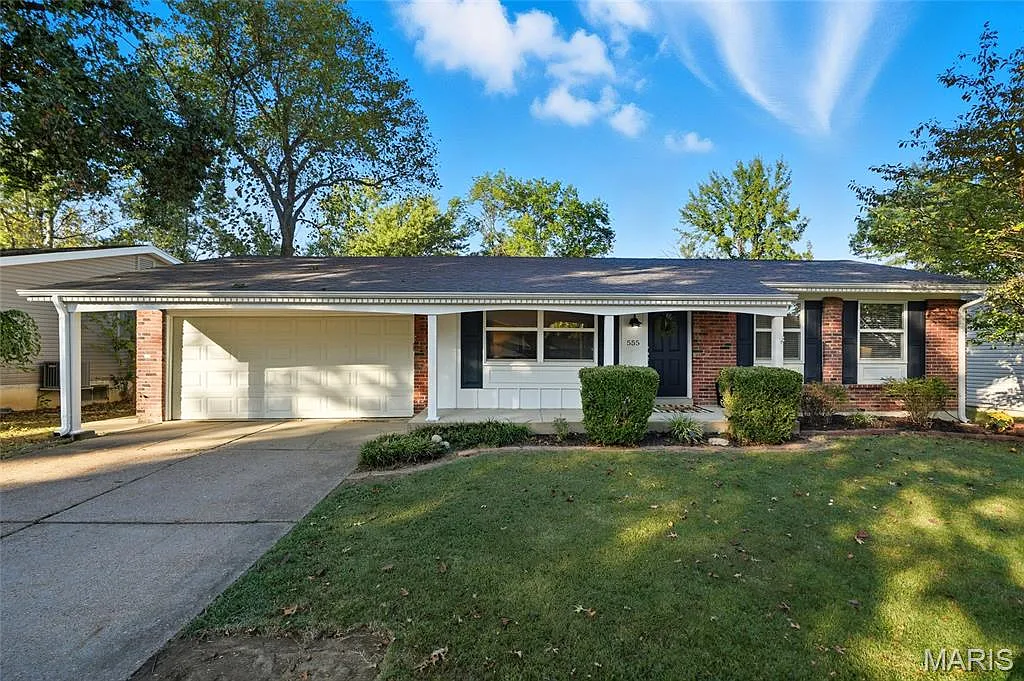 555 Goldwood Dr photo 1