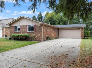 1568 Crimson Dr, Troy, MI