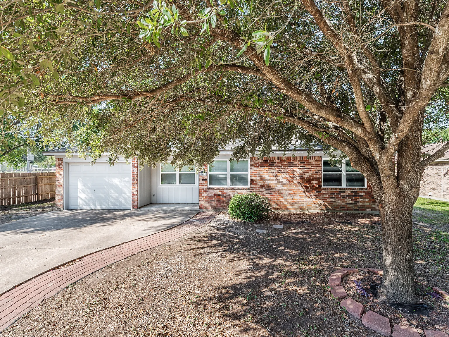 3408 Dallis - 1 — Photo 2