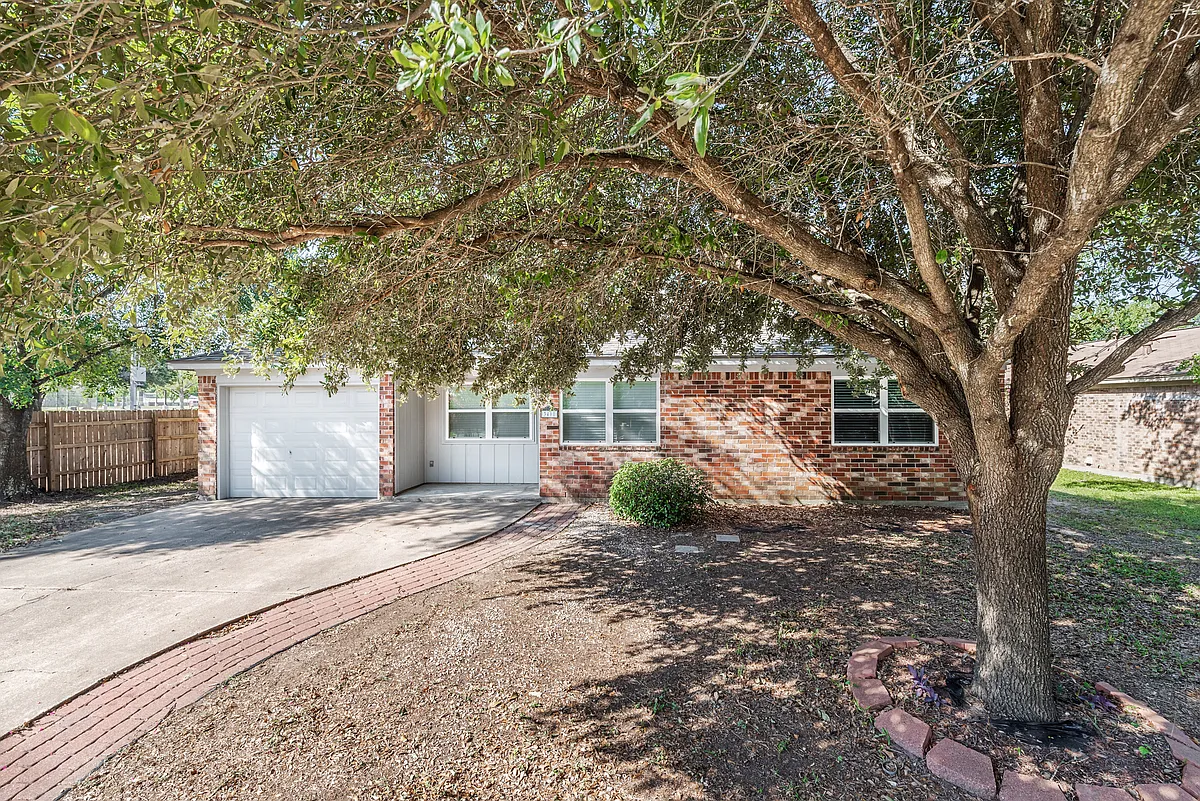 Building Photo - 3408 Dallis Dr