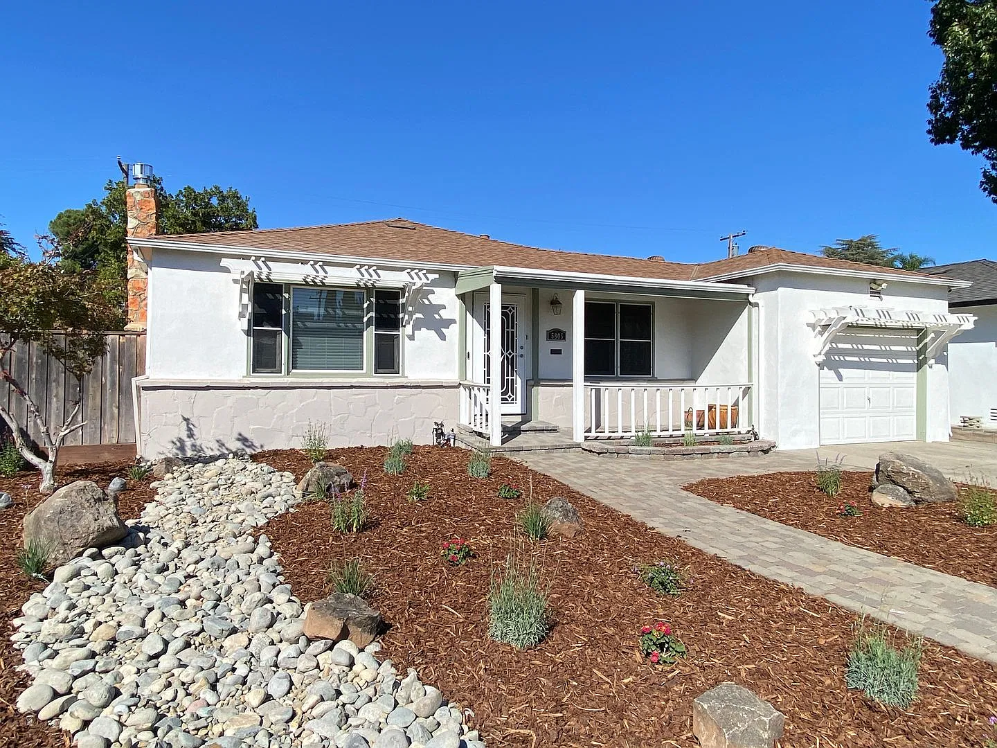 Tahoe Park South 1950's Charmer — Photo 2